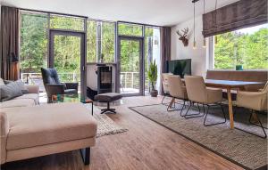 een woonkamer met een tafel en stoelen en een open haard bij Stunning Home In Lautenthal With Kitchen in Lautenthal