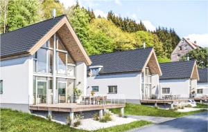 een groot wit huis met een veranda en een terras bij Stunning Home In Lautenthal With Kitchen in Lautenthal