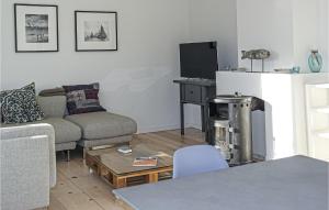 - un salon avec un canapé et une table dans l'établissement Nautilus 1, à Bergen aan Zee