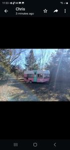 ein Bild eines Busses, der auf einem Feld geparkt ist in der Unterkunft Goin' Bonanza Glamping Ranch in Hardy