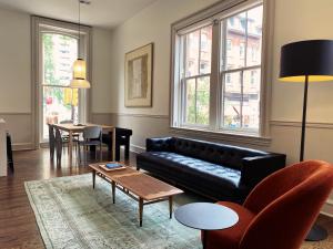 费城Stay Rafa At 2000 Spruce的客厅里有一张沙发和一张桌子。