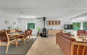- une salle à manger et un salon avec une table et des chaises dans l'établissement Beautiful Home In Slagelse With Kitchen, à Slagelse