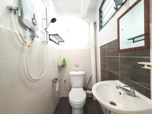 マラッカにあるJonker 14-18pax 3BR, KTV Room, Dart & Snookerのトイレと洗面台付きのバスルーム +37枚の写真