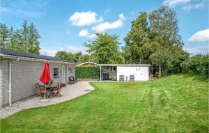 une cour avec un abri et une pelouse dans l'établissement Beautiful Home In Slagelse With Kitchen, à Slagelse