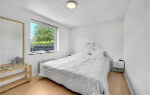 - une chambre blanche avec un lit et une fenêtre dans l'établissement Beautiful Home In Slagelse With Kitchen, à Slagelse