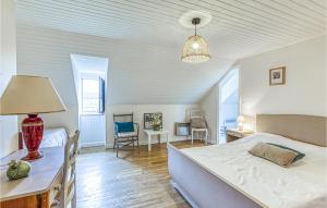ein Schlafzimmer mit einem Bett und einem Tisch mit einer Lampe in der Unterkunft Stunning Home In Pierrefiche With Wifi in Pierrefiche
