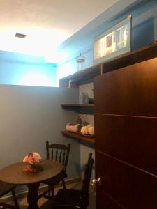 Cette chambre dispose d'une télévision et d'une petite table avec une chaise. dans l'établissement Cuarto azul, à Ciudad Valles