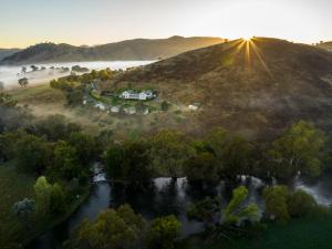 una vista aerea di una casa su una collina accanto a un fiume di Nimbo Fork Lodge a Gocup