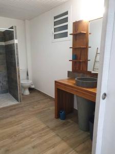 Koupelna v ubytování Appartement neuf et tout confort sur la Trinité + 14 fotografií