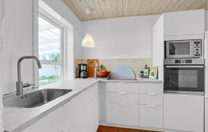 Η κουζίνα ή μικρή κουζίνα στο Gorgeous Home In Vestervig With Wifi +16 φωτογραφίες