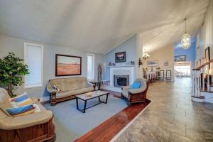 a living room filled with furniture and a fireplace at Paradise Waterfront Cottage (35 Min Drive From Toronto) in Georgina