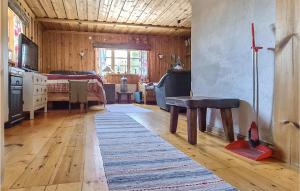 sala de estar con mesa y dormitorio en Gorgeous Home In Enviken With Kitchen, en Enviken