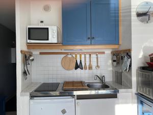 Ett kök eller pentry på Appartement Étel, 1 pièce, 3 personnes - FR-1-397-51