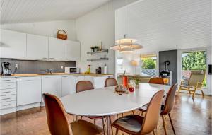 uma cozinha e sala de jantar com uma mesa branca e cadeiras em Beautiful Home In Ebeltoft With Wifi em Ebeltoft
