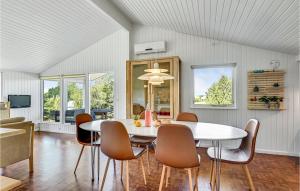 uma sala de jantar com uma mesa branca e cadeiras em Beautiful Home In Ebeltoft With Wifi em Ebeltoft