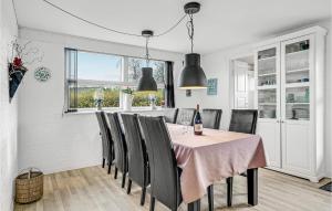 una sala da pranzo con tavolo e sedie di 3 Bedroom Nice Home In Nordborg a Nordborg Altre 10 foto