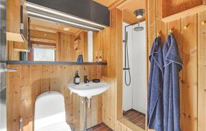 y baño con lavabo y ducha. en Cozy Home In Rrvig With Kitchen, en Rørvig