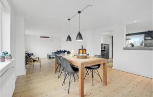 Bøtø Byにある2 Bedroom Beautiful Home In Væggerløseのテーブルと椅子のあるダイニングルームとリビングルーム