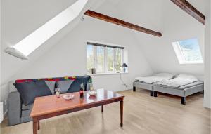 Bøtø Byにある2 Bedroom Beautiful Home In Væggerløseのソファとコーヒーテーブルのあるリビングルーム