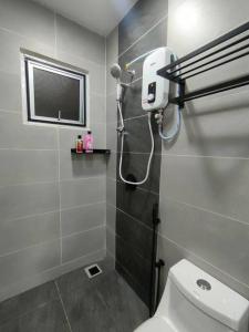 La salle de bains est pourvue d'une douche et de toilettes. dans l'établissement The Baiduri Courts, à Puchong