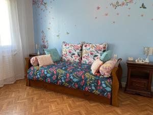 um sofá com almofadas num quarto em Maison Belz, 3 pièces, 4 personnes - FR-1-397-67 em Belz