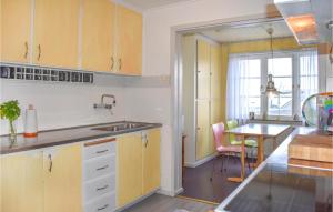 Kuchnia lub aneks kuchenny w obiekcie Stunning Home In Simrishamn With Wifi