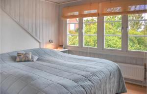 Łóżko lub łóżka w pokoju w obiekcie Stunning Home In Simrishamn With Wifi