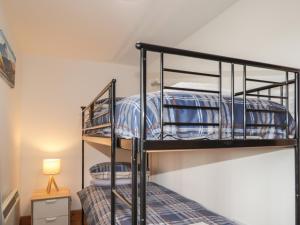een slaapkamer met 2 stapelbedden in een kamer bij Talla Hope in Portree