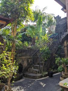 una escalera en un jardín con árboles y plantas en Ubud Dream, en Ubud