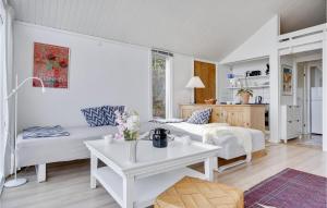 Sala de estar con cama y mesa en Cozy Home In Snekkersten With Kitchen, en Snekkersten