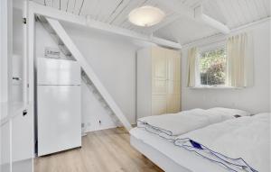 Ένα ή περισσότερα κρεβάτια σε δωμάτιο στο Awesome Home In Snekkersten With Wifi