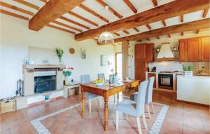 uma cozinha e sala de jantar com uma mesa de madeira e cadeiras em Il Gelsomino em Casole dʼElsa