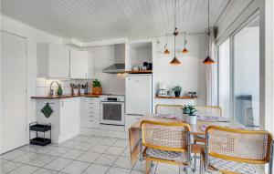kuchnia ze stołem i krzesłami w pokoju w obiekcie Amazing Home In Tranekr With Wifi w mieście Tranekær