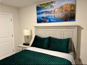 Säng eller sängar i ett rum på Tesla House - Gorgeous Smart House