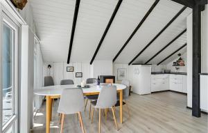 Nhà bếp/bếp nhỏ tại Gorgeous Home In Hvide Sande With Wifi