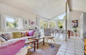 Χώρος καθιστικού στο Nice Home In Hornbæk With Kitchen