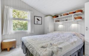 um quarto branco com uma cama e uma janela em Nice Home In Hornbk With Kitchen em Hornbæk