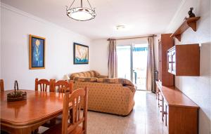 een woonkamer met een tafel en een bank bij 2 Bedroom Beautiful Apartment In El Ejido in El Ejido