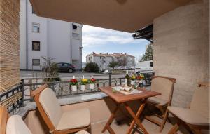 een balkon met een tafel en stoelen bij Cozy Apartment In Crikvenica With Kitchen in Crikvenica