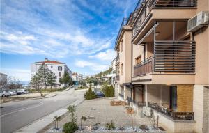 een appartementencomplex met een balkon in een straat bij Cozy Apartment In Crikvenica With Kitchen in Crikvenica