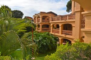 een groot gebouw met balkons aan de zijkant bij Villas Danza del Sol in Ajijic
