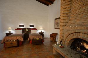 ein Wohnzimmer mit zwei Betten und einem Kamin in der Unterkunft Villas Danza del Sol in Ajijic