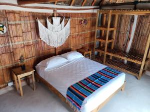 - une chambre avec un lit et un lustre dans l'établissement Cabañas Cinco Elementos, à Celestún