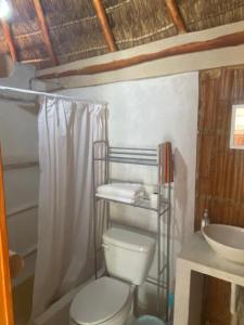 La salle de bains est pourvue de toilettes et d'un lavabo. dans l'établissement Cabañas Cinco Elementos, à Celestún