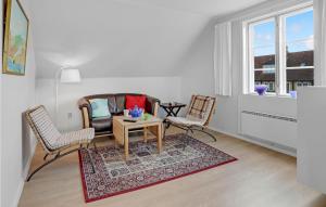 Posezení v ubytování Amazing Apartment In Svaneke With Wifi