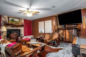 3H Ranch Mountain Retreat في Medina: غرفة معيشة مع تلفزيون بشاشة مسطحة وأثاث