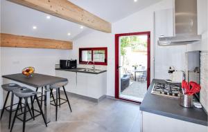 A kitchen or kitchenette at Awesome Home In Salon De Provence With Kitchen