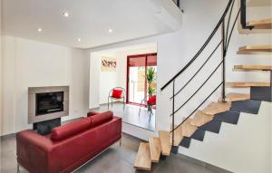 ein Wohnzimmer mit einem roten Sofa und einem Kamin in der Unterkunft Stunning Home In Salon De Provence With Wifi And 2 Bedrooms in Salon-de-Provence