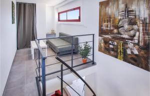eine Treppe in einem Wohnzimmer mit Sofa in der Unterkunft Stunning Home In Salon De Provence With Wifi And 2 Bedrooms in Salon-de-Provence