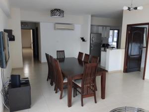 a kitchen and dining room with a table and chairs at Yc l Estudio av Balboa - GB701A in Panama City